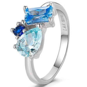 Bague en argent 925/000 ornée de trois oxydes de zirconium bleu sertis griffes.