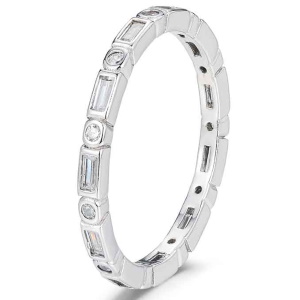 Bague en argent 925/000 ornée d'oxydes de zirconium blancs serti clos.