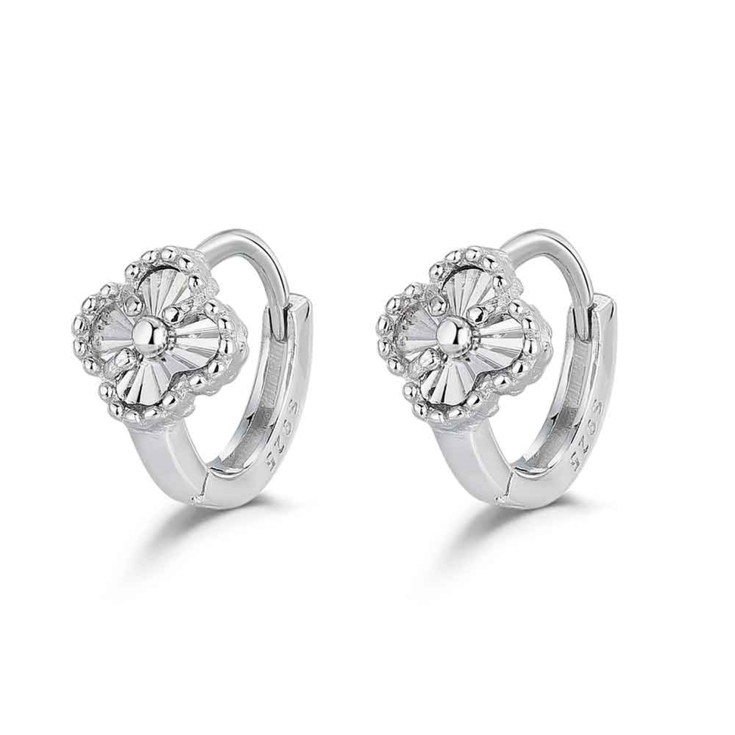 Boucle d'oreilles créoles en argent 925/000 rhodié surmontée d'un trèfle. Créoles Trèfle Adolescent Adulte Enfant Femme Fille Indémodable Nature Boucle d'oreilles créoles en argent 925/000 rhodié surmontée d'un trèfle. Créoles Trèfle Adolescent Adulte Enfant Femme Fille Indémodable Nature