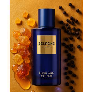 Parfum de luxe pour hommes Bespoke London Elemi and Pepper. Conçu pour les hommes modernes , ce parfum convient également aux femmes. Profil de parfums épicé, boisé et ambré. S’ouvre sur une bergamote fraîche d’agrumes mélangée à un élémi résineux et du poivre noir, superposée de lavande et de géranium, et se dépose sur une base boisée chaude d’ambre, de musc, de patchouli et de vétiver.