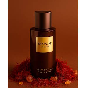 Parfum de luxe pour hommes Bespoke London Saffron, oud and woods. Conçu pour les hommes modernes , ce parfum convient également aux femmes. Parfum oriental de safran, oud et bois. S’ouvre sur un safran chaud et des épices subtiles, se développe en un cœur riche d’encens aromatique et d’oud sec, et s’installe en notes boisées douces avec une touche de vanille crémeuse.