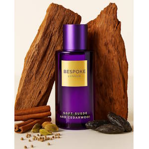 Parfum de luxe pour hommes Bespoke London Soft suede and cedarwood. Conçu pour les hommes modernes , ce parfum convient également aux femmes. Douce fragrance boisée en suède et cèdre. Commence avec de la bergamote fraîche et de la cardamome aromatique, se développe en un cœur lisse de suède, fleur d’oranger, cannelle et fève tonka, et se dépose sur une base boisée riche en bois de santal, cèdre et oud.