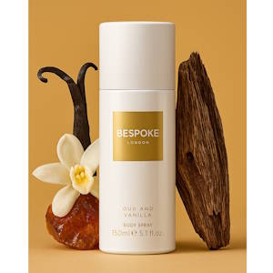 Parfum de luxe pour hommes Bespoke London Oud and vanilla. Conçu pour les hommes modernes , ce parfum convient également aux femmes. Parfum riche d’oud & vanille douce. Commence avec bergamote fraîche, pomme et amande, se développe en un cœur boisé oriental composé de fleur d’oranger, de bois de santal et de fève tonka, et s’installe dans une base profonde d’oud, de bois secs, d’ambre et de vanille crémeuse.