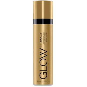 Brume parfumée spray brillante Glow by So..? Glow getter Intense Shimmer Spray. La combinaison parfaite de brillance et de parfum avec un mélange indulgent de notes de chocolat et de pêche, suivi d'un soupçon de jasmin et d'une touche de vanille. Allez-y, donnez de l'éclat.