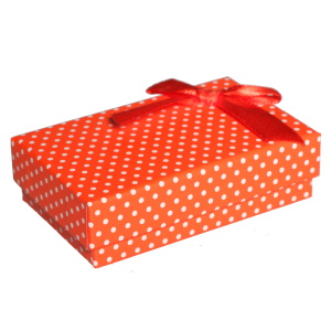 Boîte cadeau écrin pour parure avec des motifs de pois et avec un nœud papillon.