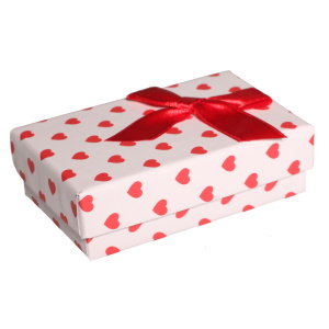 Boîte cadeau écrin pour parure avec des motifs de coeurs et avec un nœud papillon.