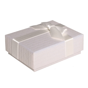 Boîte cadeau écrin pour parure avec un nœud papillon.