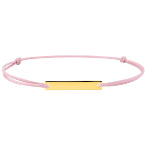 Bracelet composé d'un cordon rose et d'une plaque personnalisable en plaqué or jaune 18 carats.