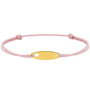 Bracelet composé d'un cordon rose et d'une plaque personnalisable ajourée d'un coeur en plaqué or jaune 18 carats.
