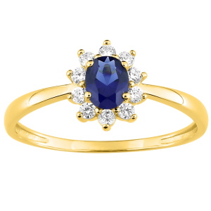 Bague en plaqué or jaune 18 carats ornée d'un oxyde de zirconium bleu serti 4 griffes entouré d'un pavage d'oxydes de zirconium incolores.