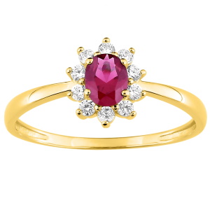 Bague en plaqué or jaune 18 carats ornée d'un oxyde de zirconium rose serti 4 griffes entouré d'un pavage d'oxydes de zirconium incolores.