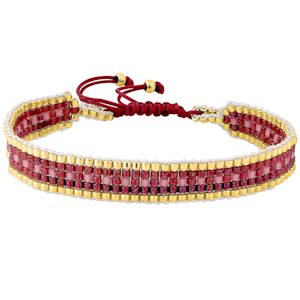 Ce bracelet perlé, délicatement tissé, est une ode à l'artisanat. Ses perles fines aux nuances douces et dorées se marient harmonieusement, offrant un éclat subtil et une texture riche. Un bijou versatile, parfait pour ajouter une touche d'élégance discrète à toute tenue. Son style bohème chic en fait l'accessoire idéal pour rehausser votre look quotidien.