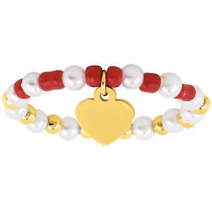 Sublime bague bandeau en acier doré, ornée de perles rouges chatoyantes. Le design délicat avec un charm en forme de cœur, parfait pour ajouter une touche de romantisme à votre style. Un bijou incontournable pour celles qui apprécient l'élégance et la finesse.